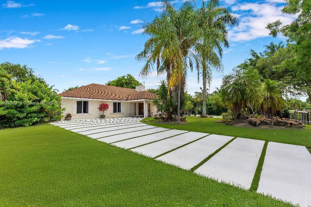 5467 SQ FT HOME. Main house is 3923 SQ FT Guest house is 1544 SQ FT Welcome to your luxurious oasis !