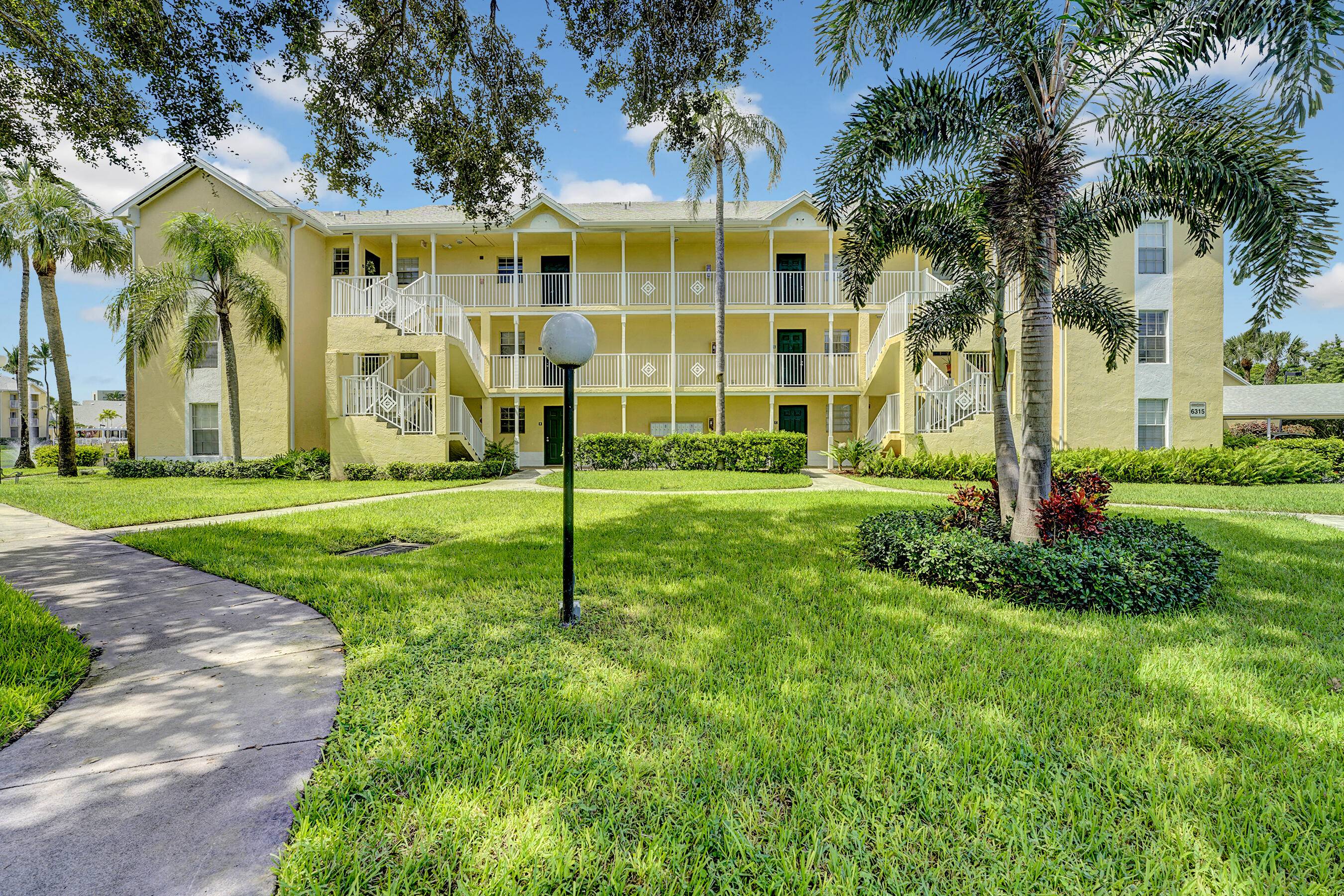 Beautiful and bright first floor corner unit with a split floorplan, that faces the tennis courts and lake.