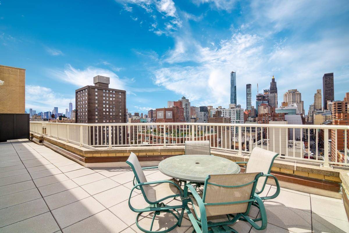 ENJOY SPRING AND SUMMER WITH YOUR OWN PRIVATE TERRACE WITH CITY SKYLINE VIEWS !