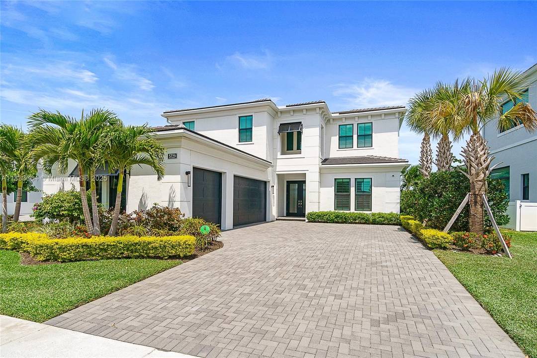 Experience luxurious lakefront living in this expansive 5BR 5BA home, perfectly situated on a premium lot in one of Northern Palm Beach s most desirable gated communities.