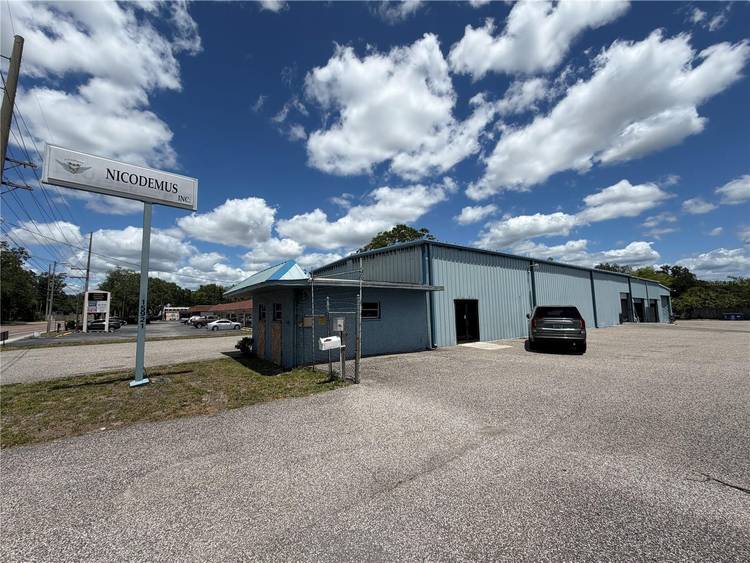 This 9, 018 SF North Tampa Lutz showroom warehouse sits upon an.