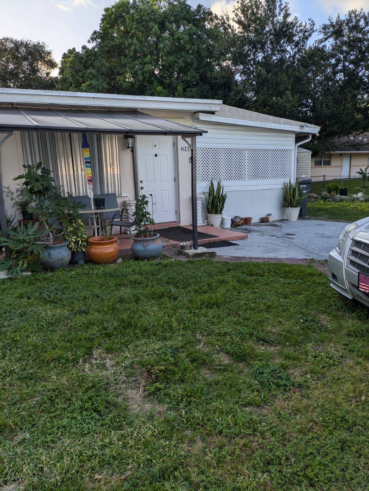 Came see this cozy 2 1 home, located in Hollywood, blocks away from the Seminole Hard rock casino, and close to many highways.