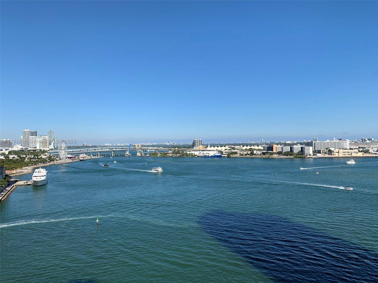 Luxurious 2 2. 5 Contemporary design, breathtaking views of city Biscayne Bay.