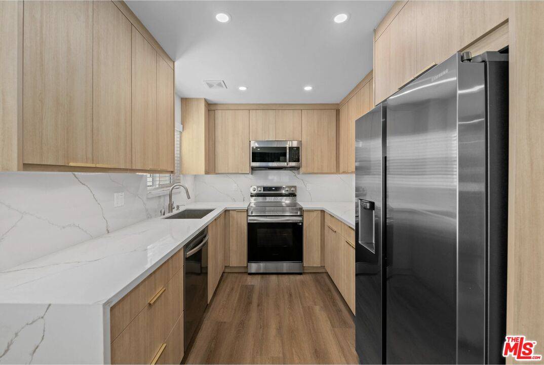 2449  N Beachwood Dr 2BR Hollywood Hills East La