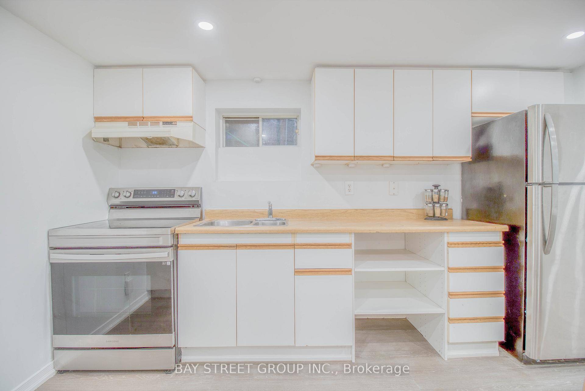 In The Heart Of Aurora Highlands Yonge And Henderson, rent with 1 Parking Spot.