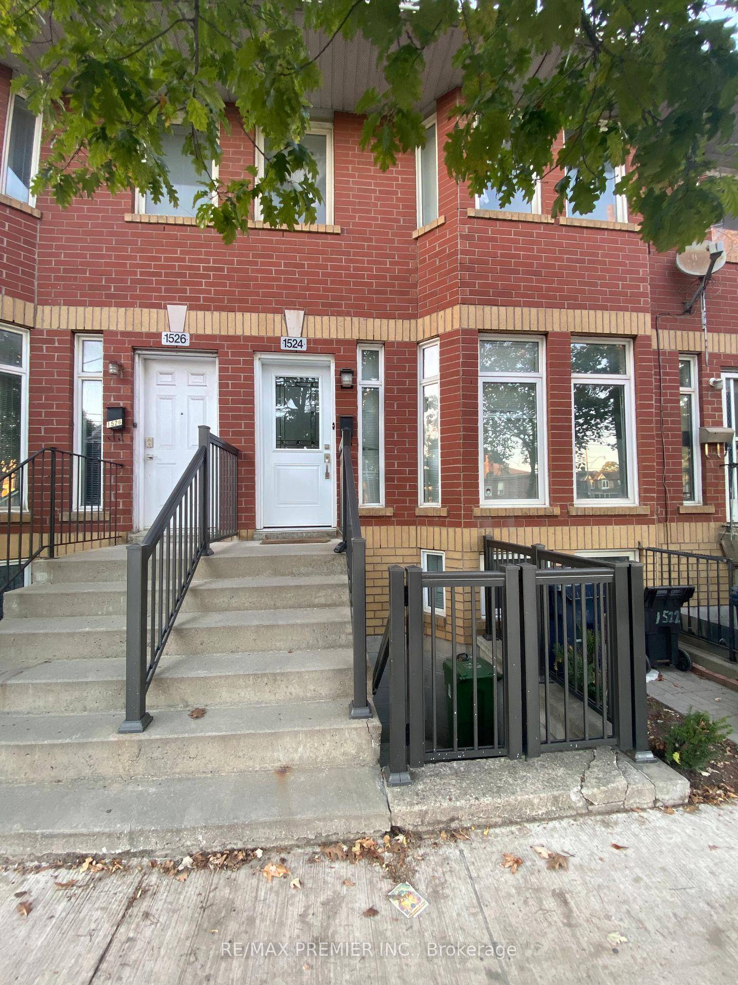 BRIGHT AND BEAUTIFUL UPPER LEVEL TOWNHOUSE FOR LEASE IN SOUGHT AFTER AREA OF THE JUNCTION.