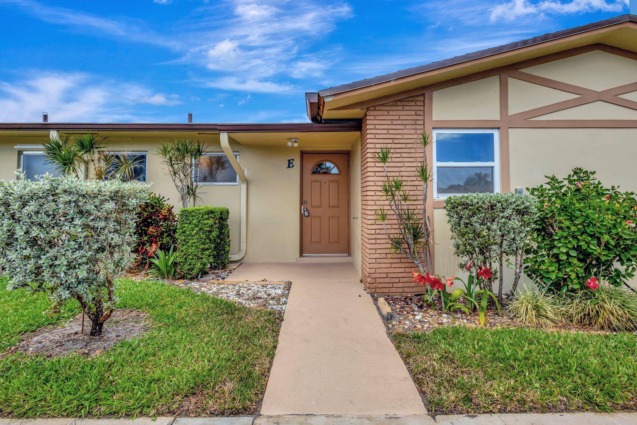 Come see this single story villa located in the Crosley Section of Cresthaven, a 55 and older no pet community.