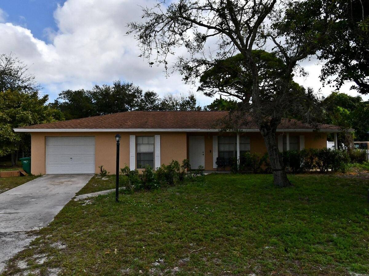 Located close to Vero Beach, this cute 3 bedroom, 2 bath home has tile througout the house, newer tile in kitchen and dining area with sliders to the huge A ...