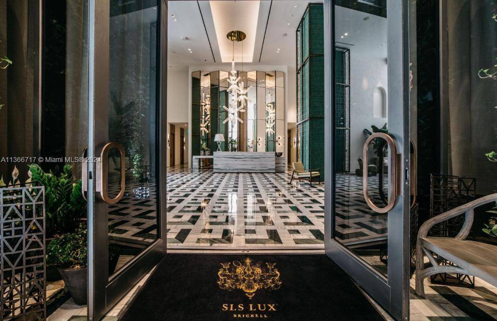 Gorgeous 2 bd 2 bath Corner unit with stunning views of the city of Miami.