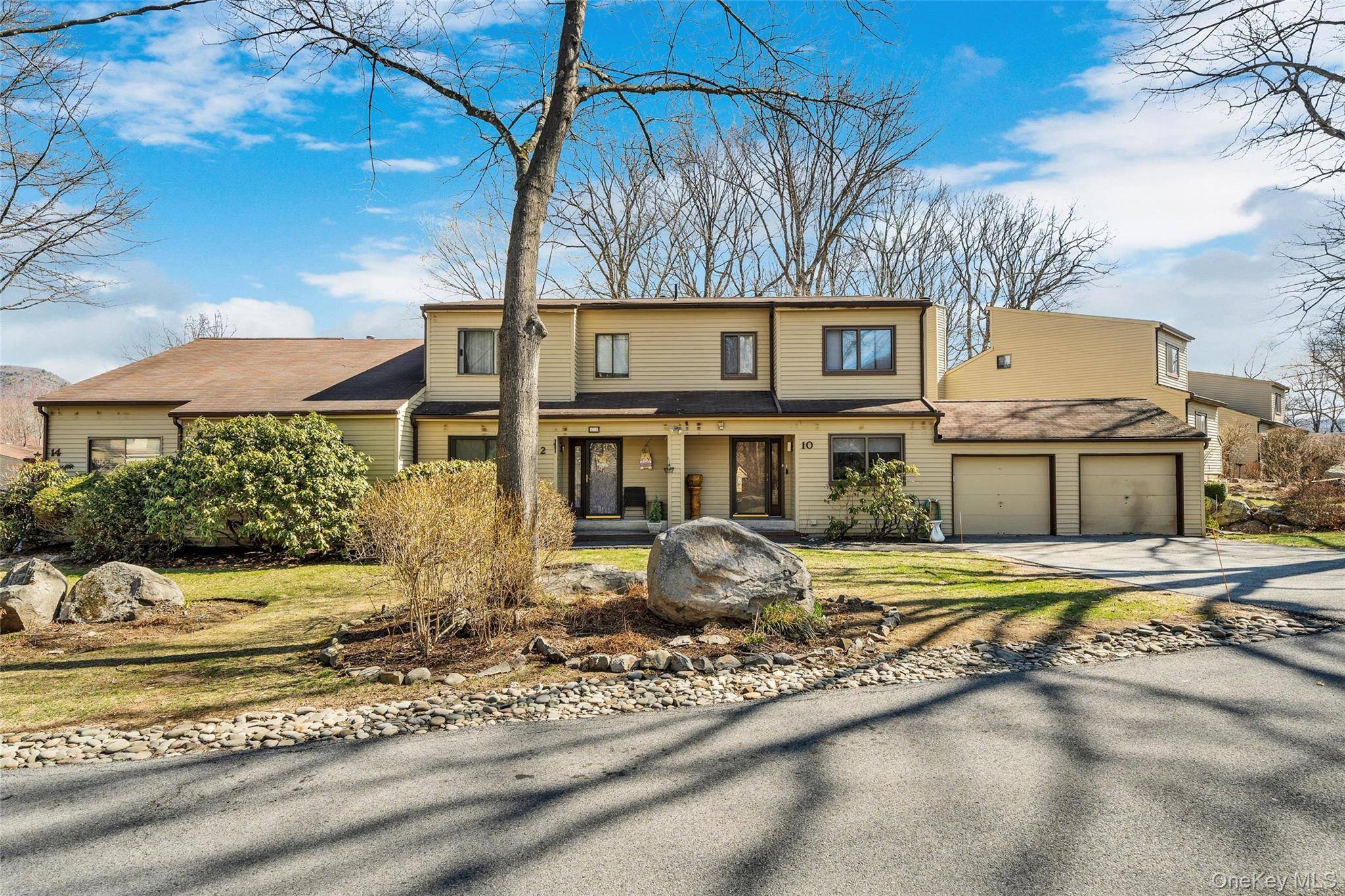 Welcome to this delightful and spacious townhouse in Timber Ridge.