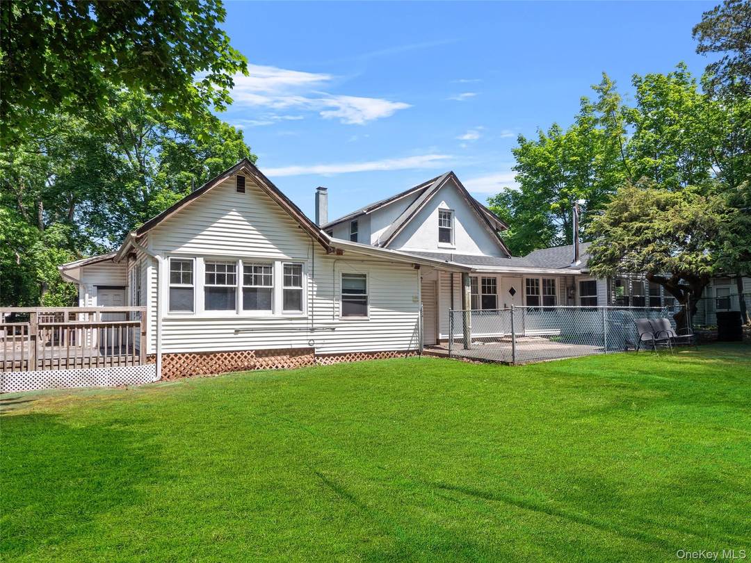 Unique Mixed Use Investment Property 5 Units Office on Over 3 Acres potential school daycare offices etc Incredible opportunity to own a versatile and income generating property situated on over ...