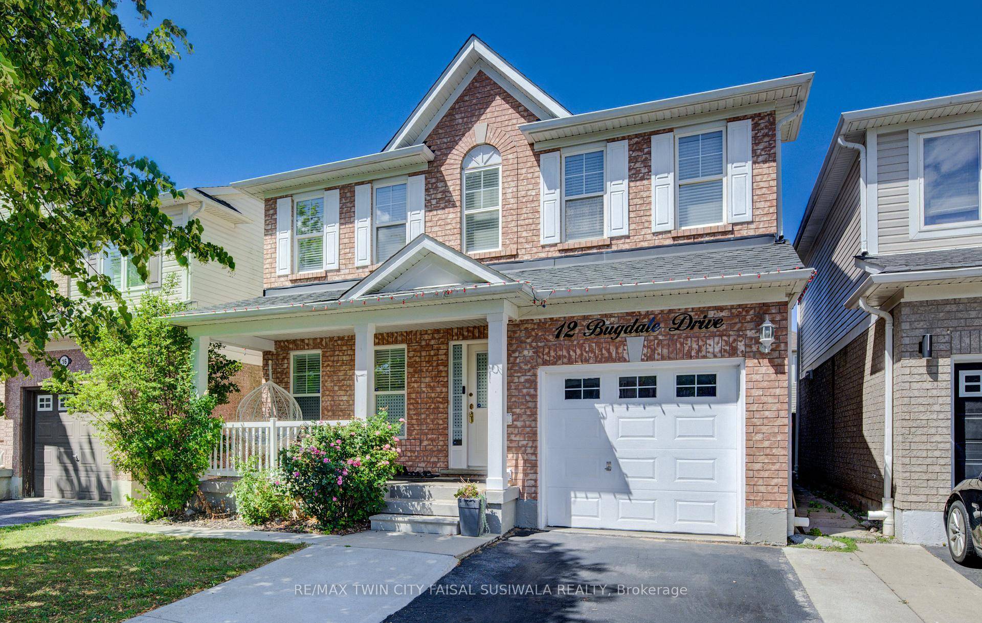 STYLISH FAMILY LIVING IN UPPER COUNTRY CLUB.