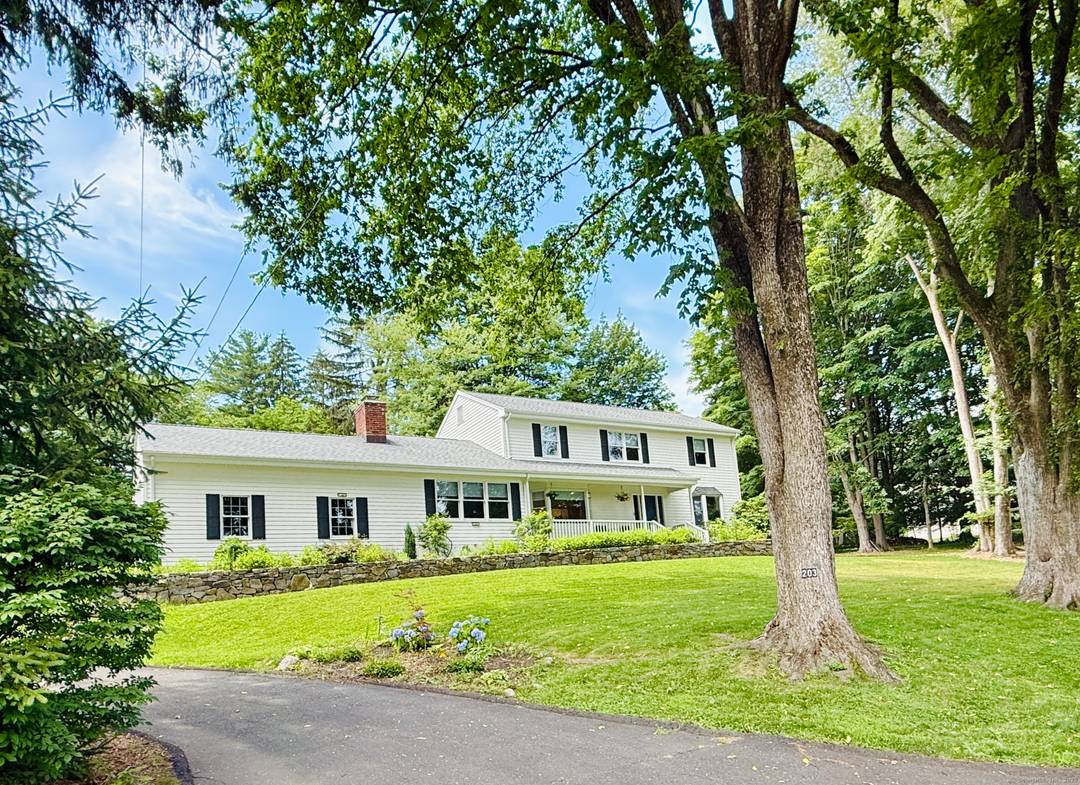 This stunning renovated North Stamford home is available to rent furnished or unfurnished and offers immaculately presented bright, modern space on a beautiful, landscaped acre.