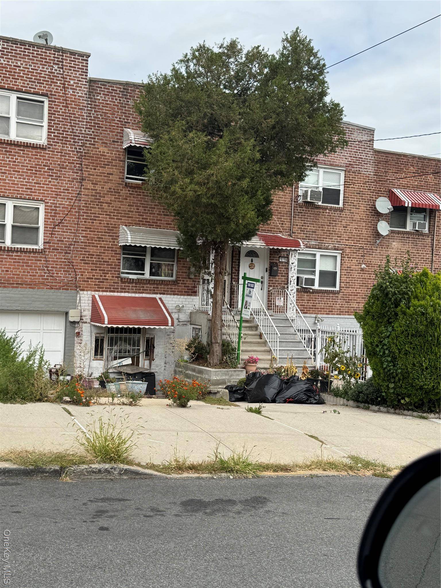 1 family brick home located in the Bronxwood section of the Bronx, 2 bedrooms, duplex, living room, kitchen and full unfinished basement.