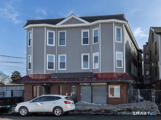 Stratford Ave corridor 8 unit mixed use building Near I 95 Bridgeport Train Station Income producing mixed use property in Bridgeport's East End featuring 9, 399 sq ft on 0.