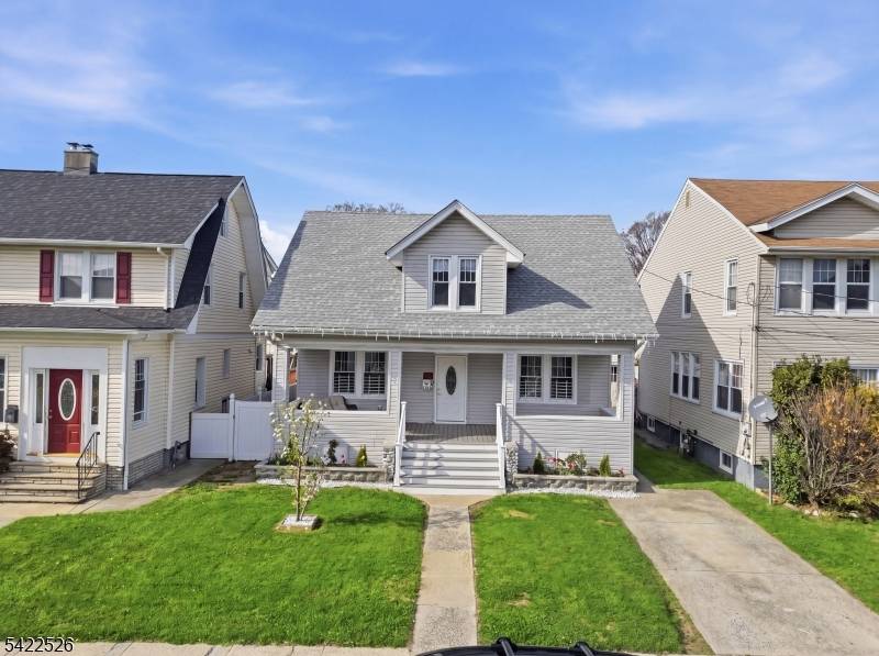 Beautifully maintained home in a prime Woodbridge location !