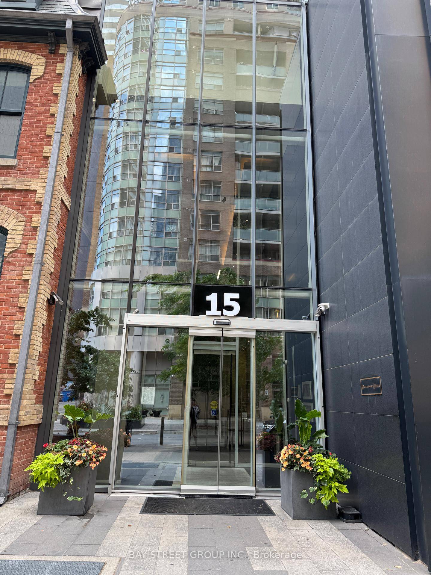 Welcome To this sun drenched corner suite high above the city on the 19th floor, offering unobstructed southwest view of Toronto's iconic skyline.