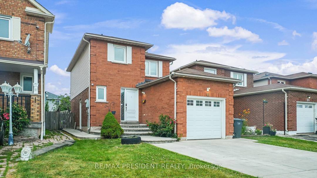 Close To Sheridan. Detached Fully Furnished home 3 Bedrooms 2 Bathrooms.