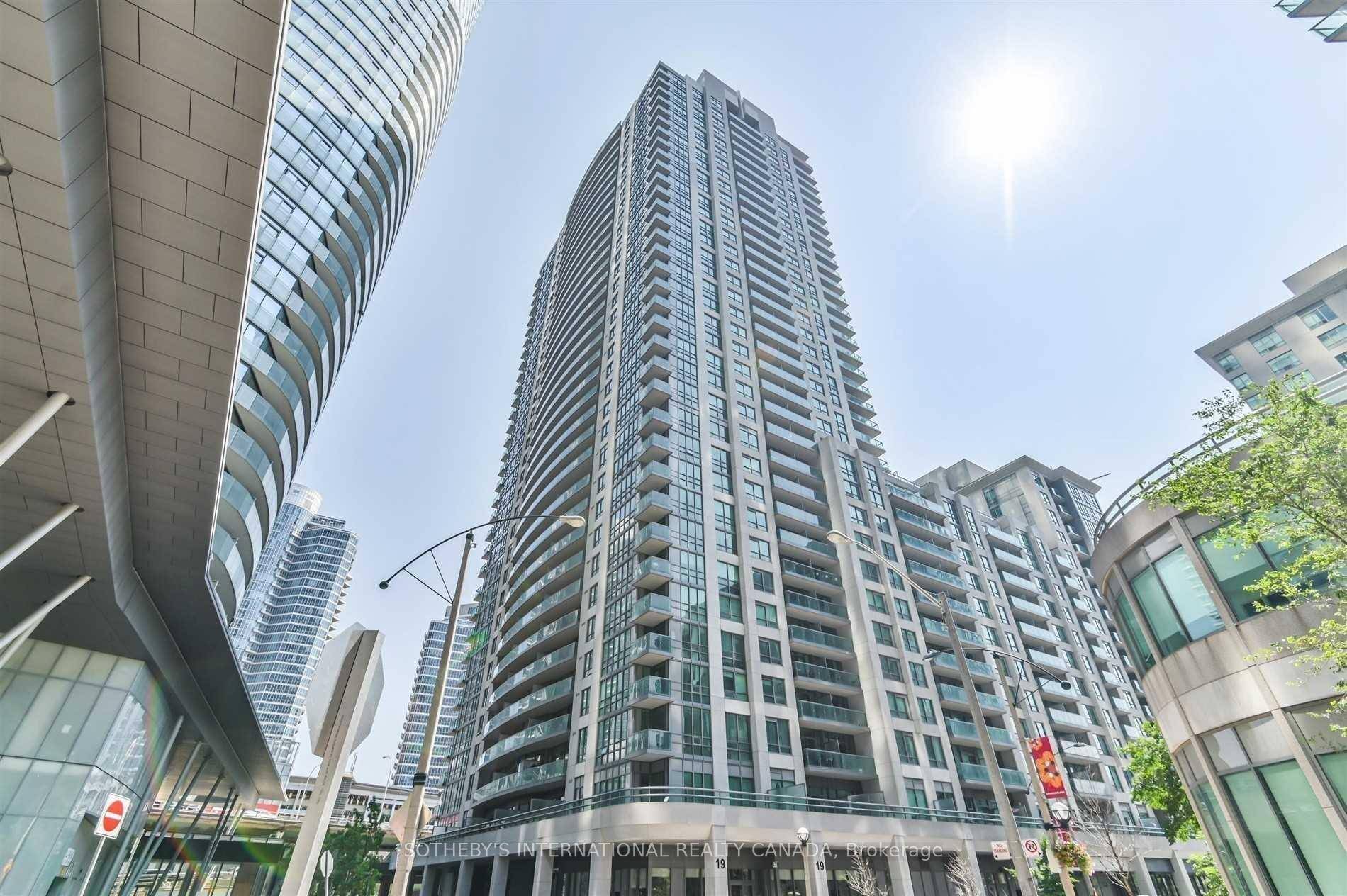 Downtown Executive Living This executive one bedroom plus den unit offers stunning views of the city skyline and the CN Tower from ahigh floor, providing an abundance of natural light.