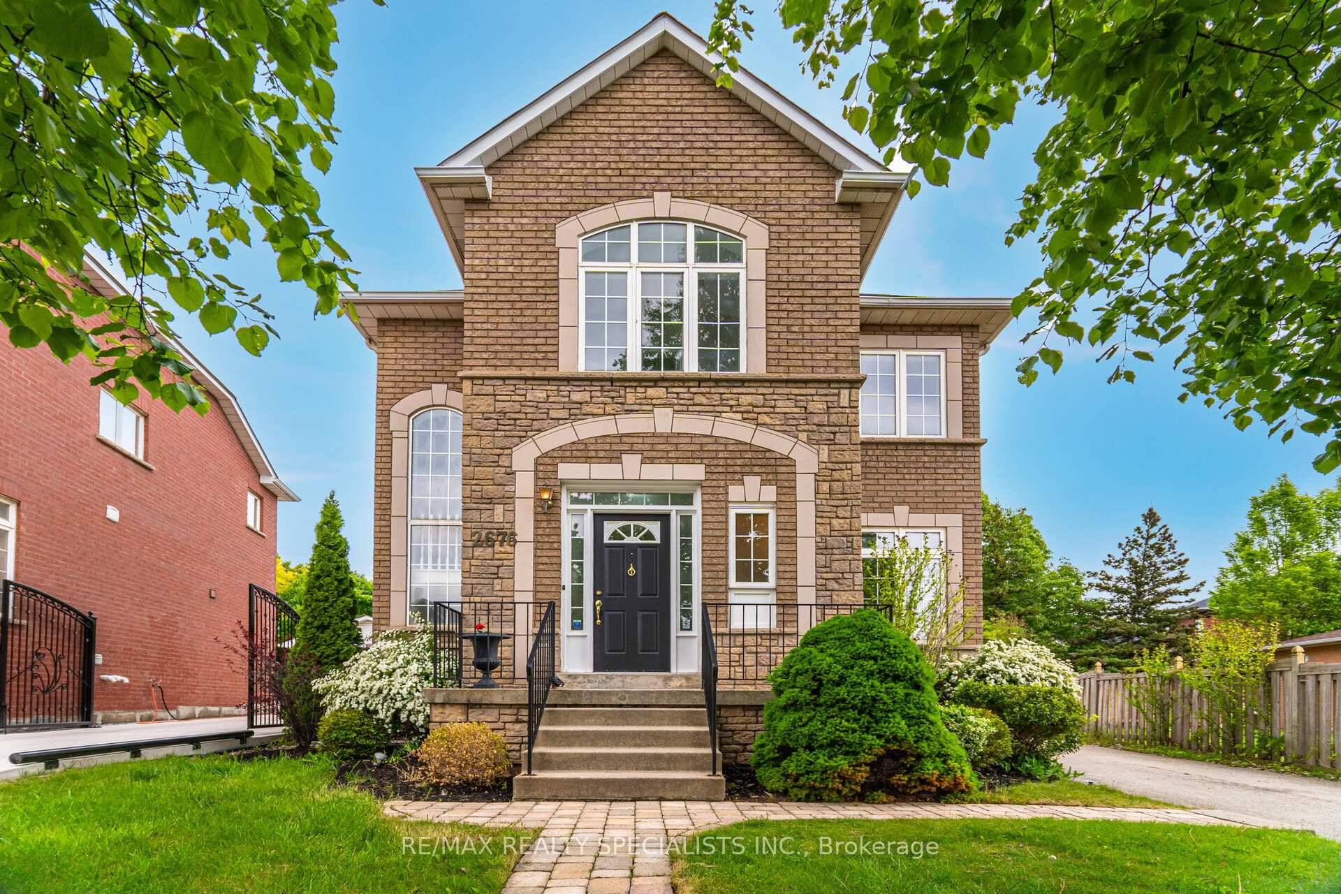 Welcome to 2676 Castle Hill Cres in the sought after community of River Oaks !