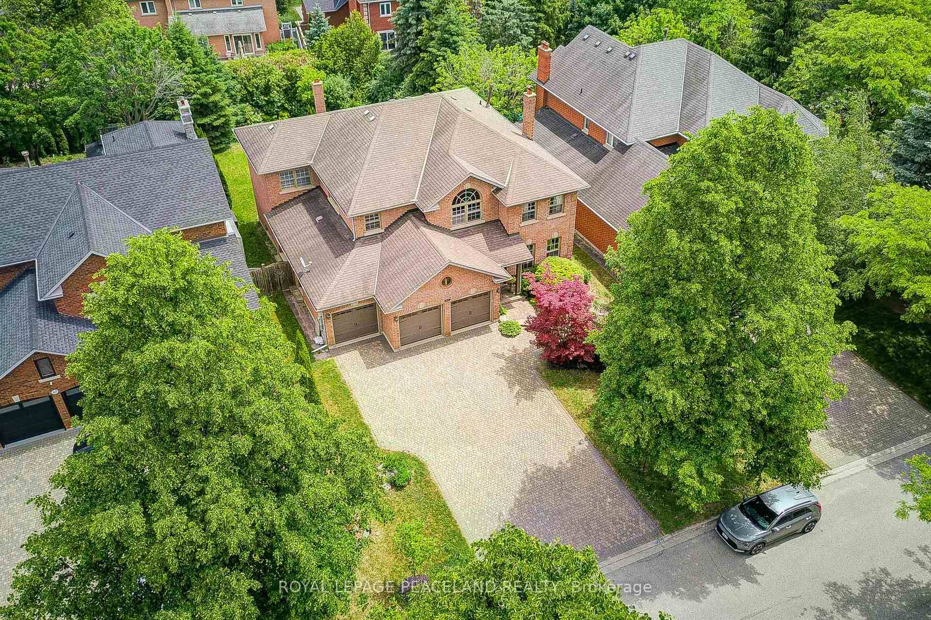 Gorgeous Custom Built Home In Desirable Stonehaven !