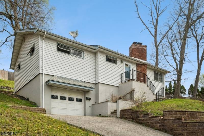 De Lazier Pl Bloomingdale Boro New Jersey Single-Family