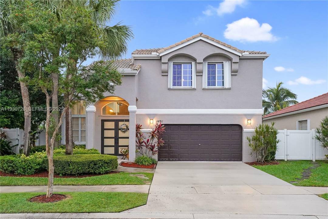 ? ? Beautiful Lakefront Corner Home in Towngate, West Pembroke Pines ?