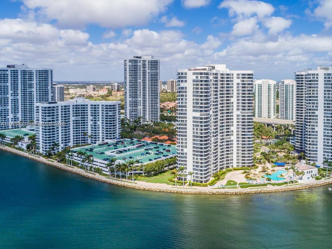 GREAT 2 BEDROOM CORNER CAN BE CONVERED INTO 3 BEDROOM