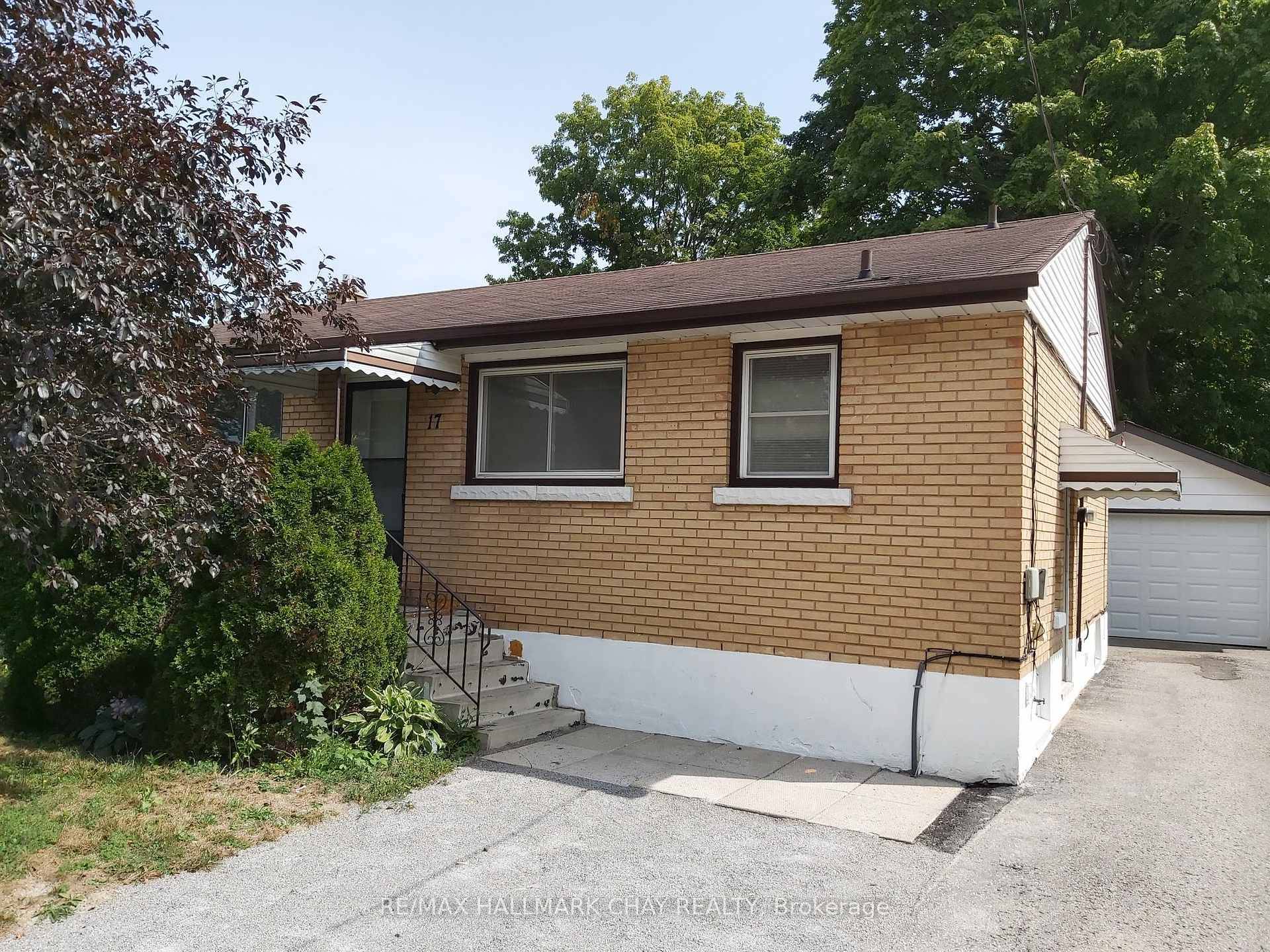 This spacious and well maintained main floor rental features 3 good size bedrooms, a modern 4 piece bathroom, and an updated kitchen with stone countertops.
