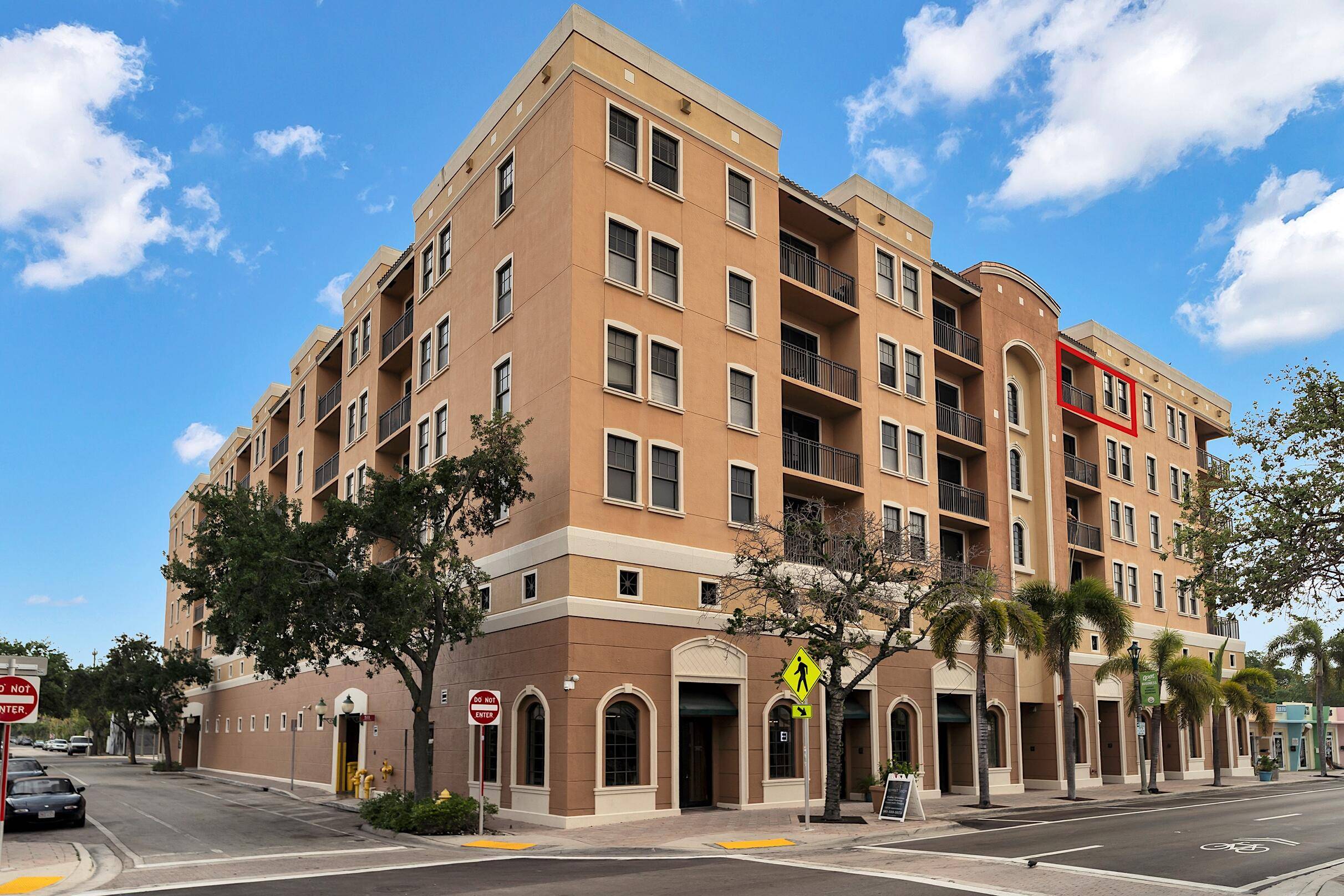 This beautifully redone studio unit is in the lovely Lucerne building in Downtown Lake Worth Beach.