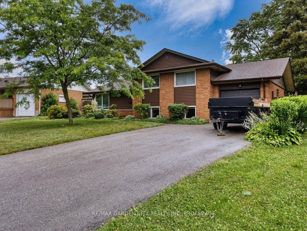 Discover this versatile and inviting property at 20 Westdale Dr, nestled in a desirable neighbourhood close to Catholic, French, and English schools.