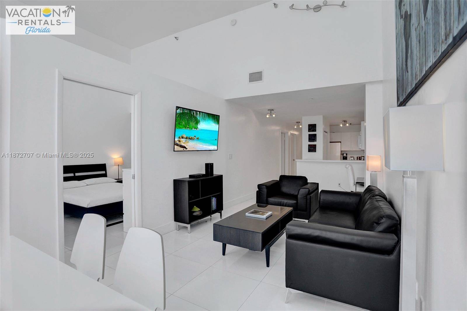 Amazing Oceanfront Apartment Just steps from the beach, this bright and spacious 2 bedroom, 1 bathroom apartment features high ceilings and a light filled layout.