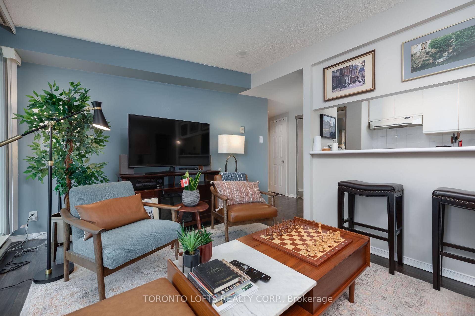 Experience sophisticated waterfront living in this expansive 692 sq ft suite, located in one of Harbourfront's most coveted addresses.