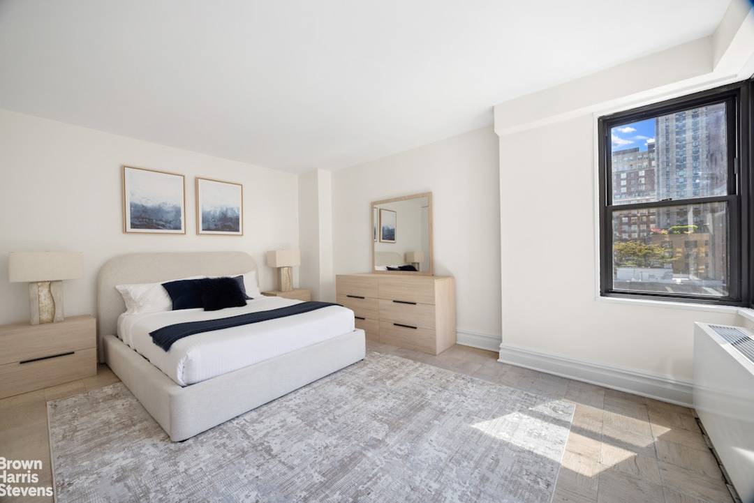 This high floor Carnegie Hill Junior 4 condominium offers open triple exposures, excellent light, and the flexibility to create a true two bedroom layout.