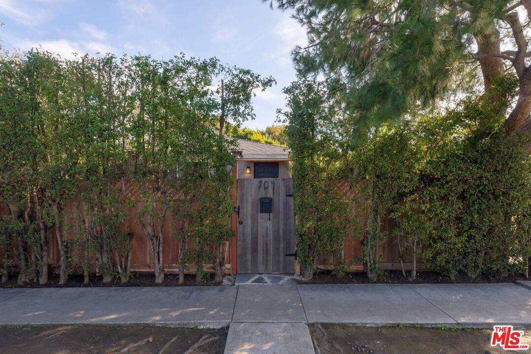 704   Vernon Ave 1BR Marina Del Rey La
