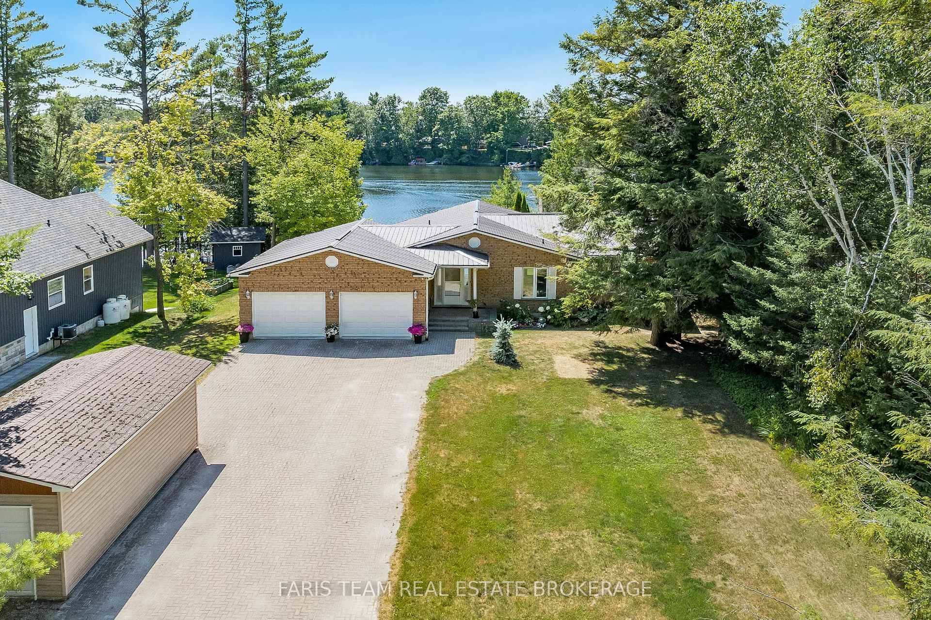 Top 5 Reasons You Will Love This Home 1 Beautifully crafted brick bungalow offers 90' of private waterfront on the scenic Trent SevernWaterway, with a spacious attached two car garage ...
