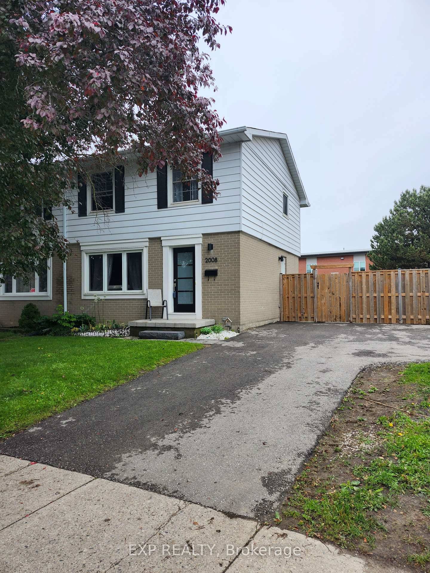 Super clean 3 bedroom semi in great family neighbourhood.