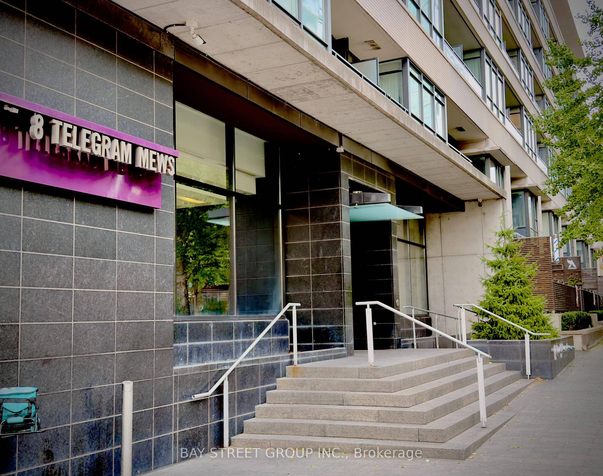 This Stylish One Bedroom Condo is located in the Heart of Downtown Offering an Urban Lifestyle with Convenient Access to Restaurants, Transit, Shopping and Entertainment.