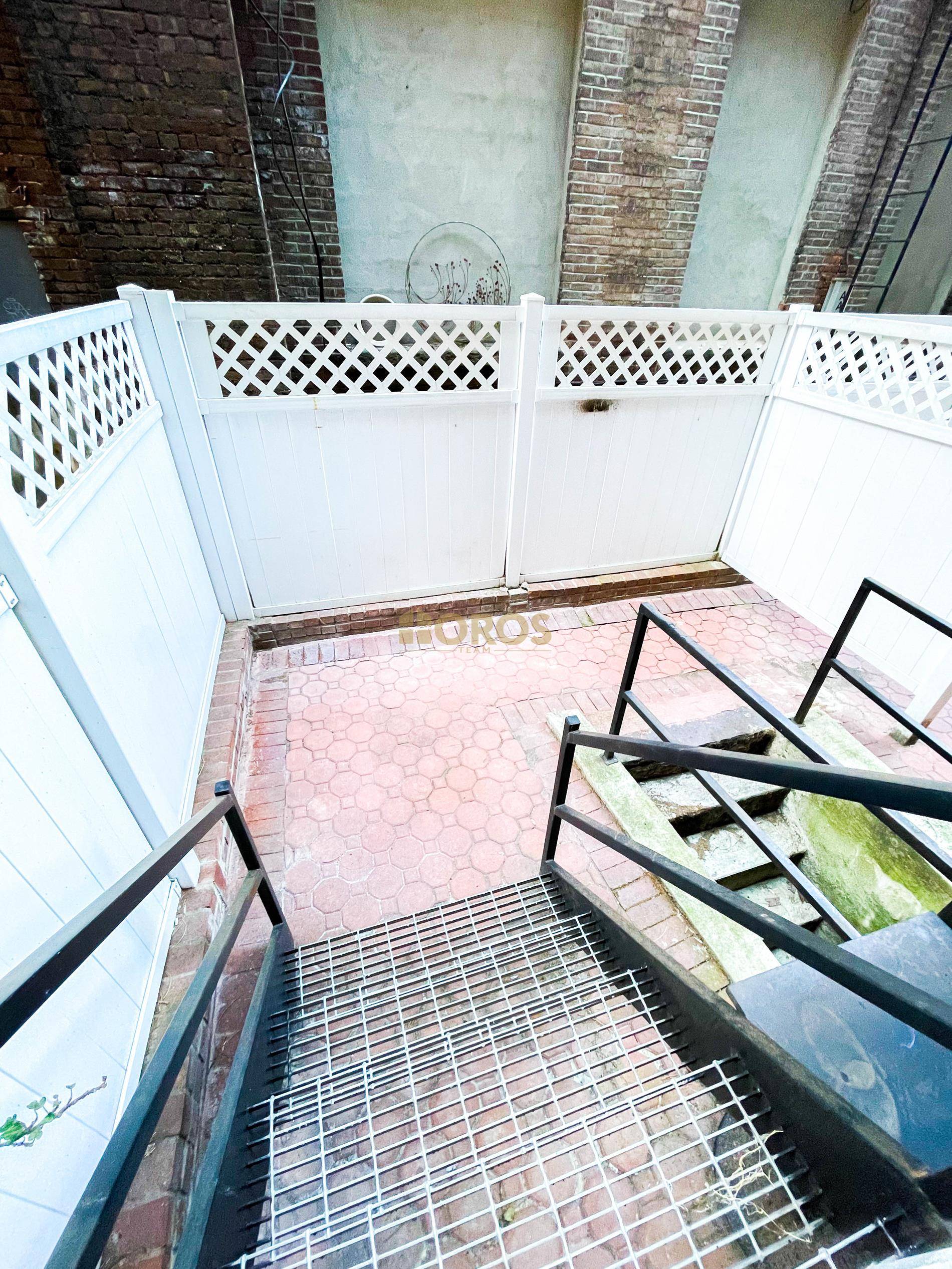 Charming One Bedroom with Private Outdoor space in East Village !
