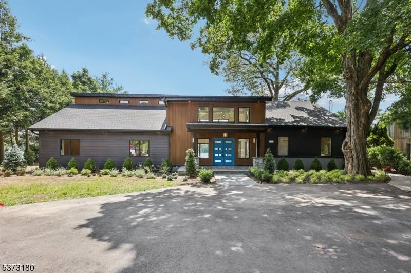 Live the dream in this spectacular multi million dollar lakefront property, perfectly situated to capture mesmerizing water vistas.