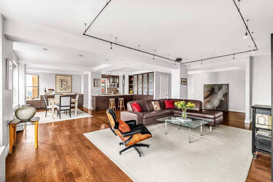 Residence 12HJ is an expansive corner home situated on a coveted high floor.
