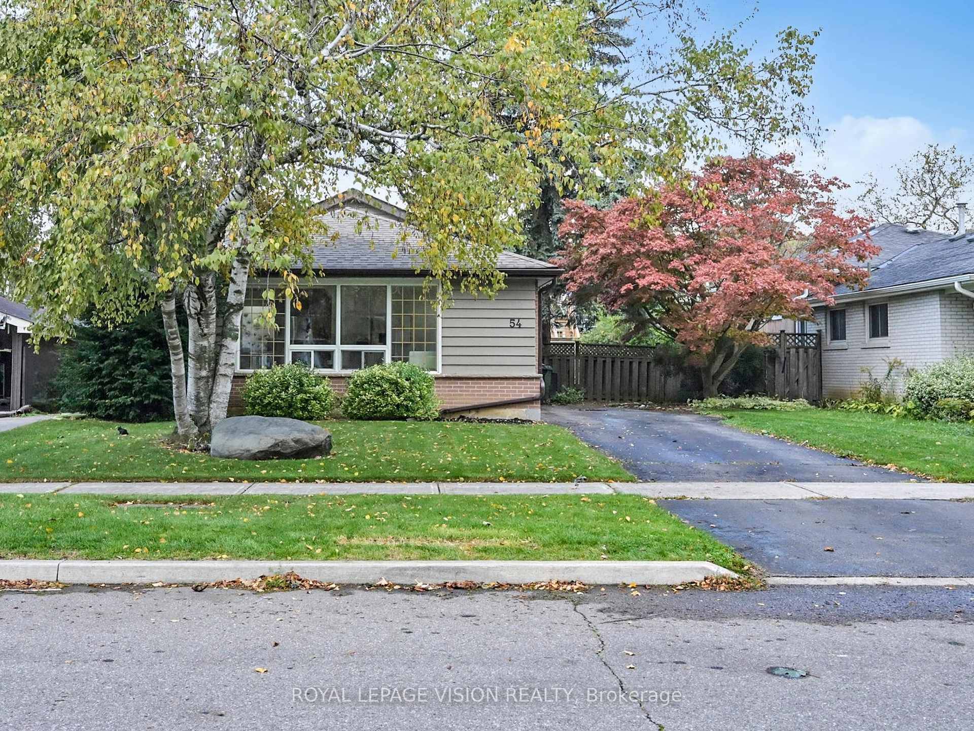 Welcome to 54 Bledlow Manor Drive in the desirable Guildwood community.