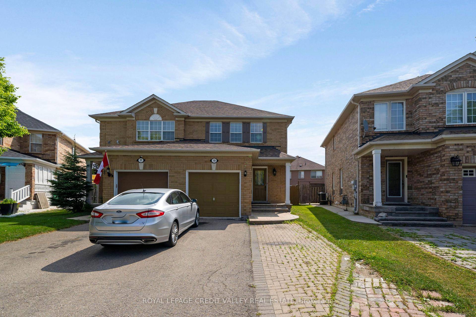 Beautiful Semi detached in Desirable Fletcher's Meadow !
