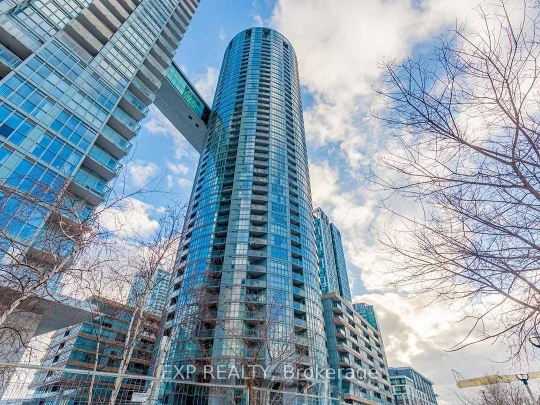 Fully furnished and beautifully upgraded, this bright 1 bedroom corner suite plus a balcony, with floor to ceiling windows showcasing stunning city and lake views.