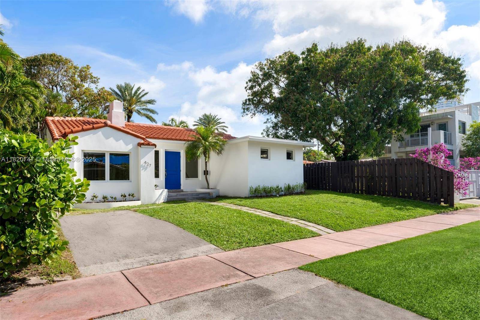 Live in one of the closest houses to the ocean and enjoy everything Miami Beach has to offer !