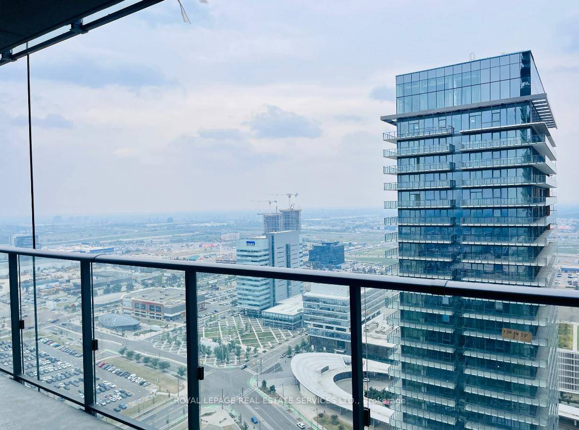 Modern 1 Bedroom Den Condo with 2 Full Bathrooms in Prime Vaughan Location.