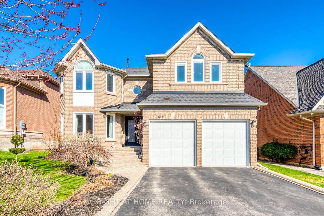 Backs onto Ravine ! Rare find in prestigious Joshua Creek, Oakville !