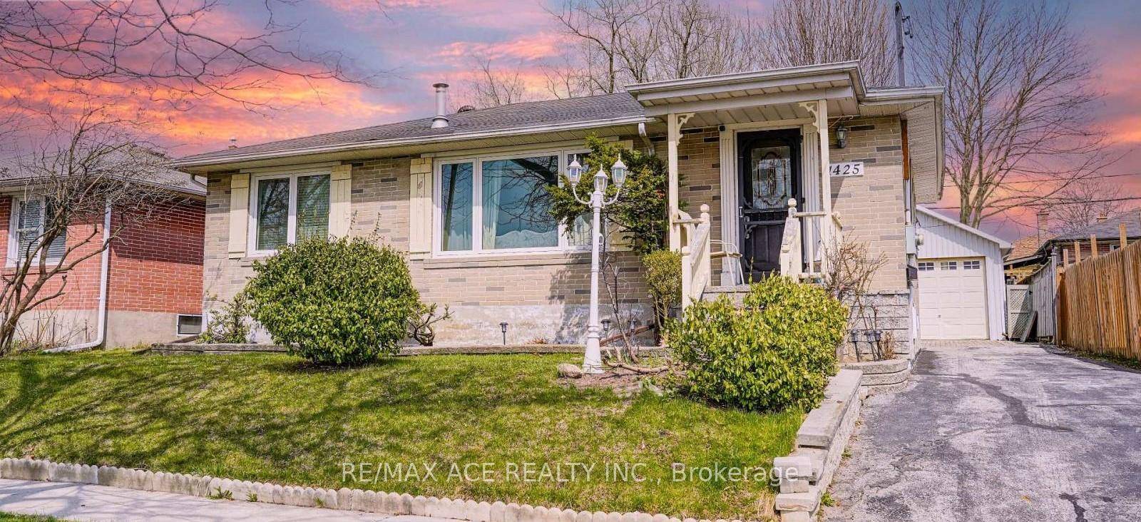 Beautifully maintained detached home in a desirable family friendly neighbourhood.