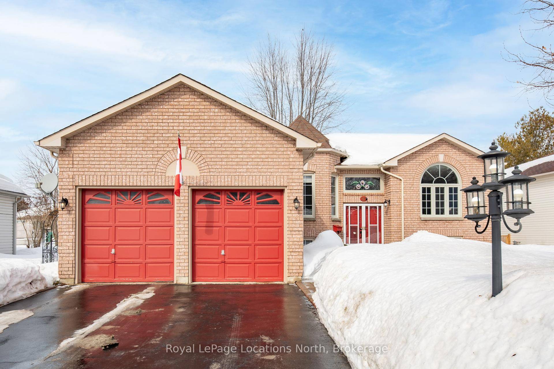 Charming Family Home in Central Wasaga Beach !