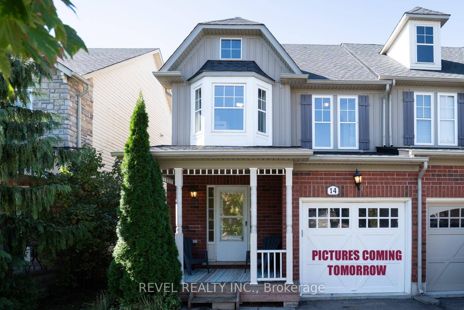 Welcome to this move in ready 3 bed, 3 bath freehold townhome, perfectly situated in one of Waterdown's most family friendly neighbourhoods.